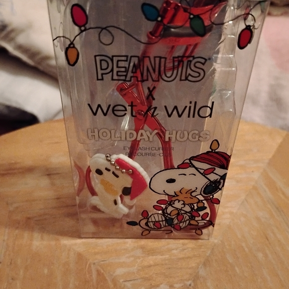 Limited edition peanuts wet n wild eyelash curler - Picture 2 of 5